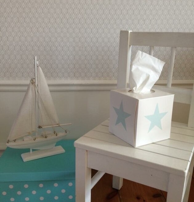 Servettbox STAR Turkos från Nordic Tissue på vit trämöbel