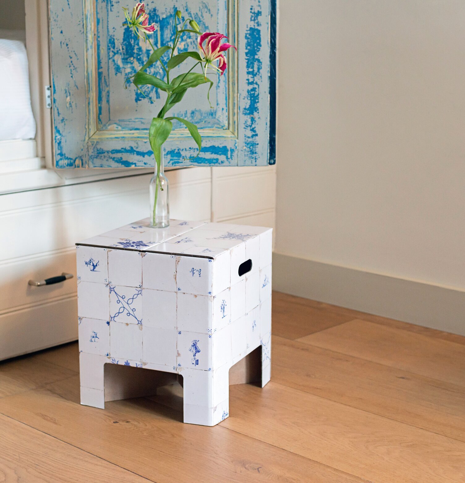 Pall - Tiles från Americana Classic Vintage bredvid en säng