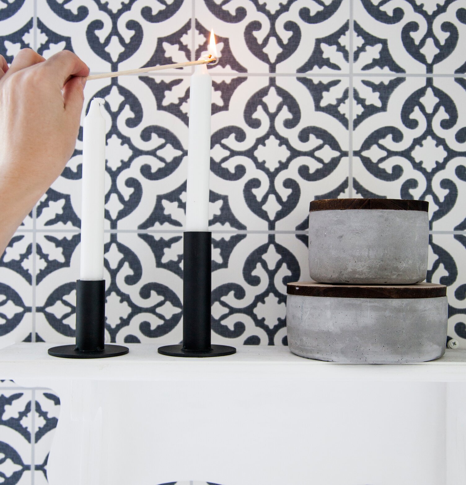 Eksund Svart Stor ljusstake från Storefactory på vit hylla