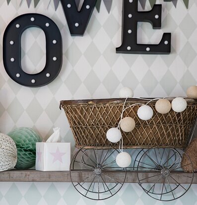 Servettbox STAR Pink från Nordic Tissue på en dekorerad hylla