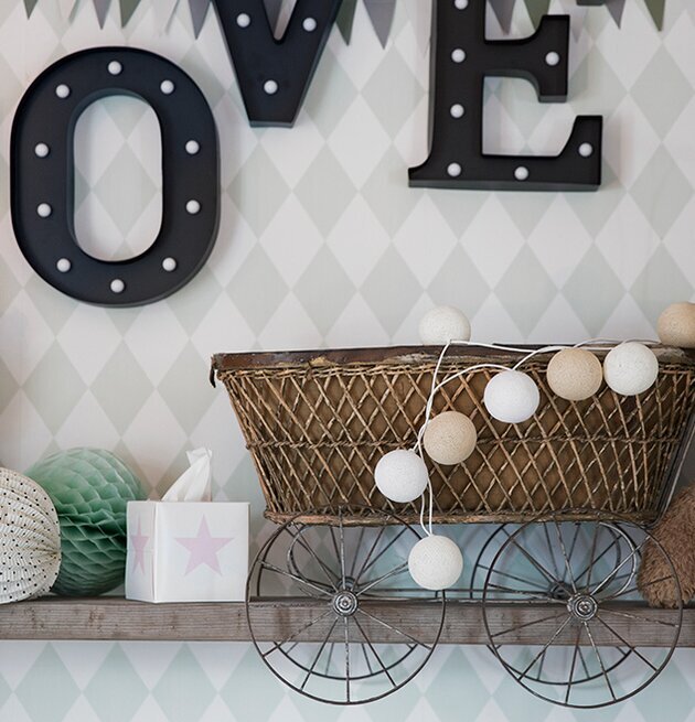 Servettbox STAR Pink från Nordic Tissue på en dekorerad hylla