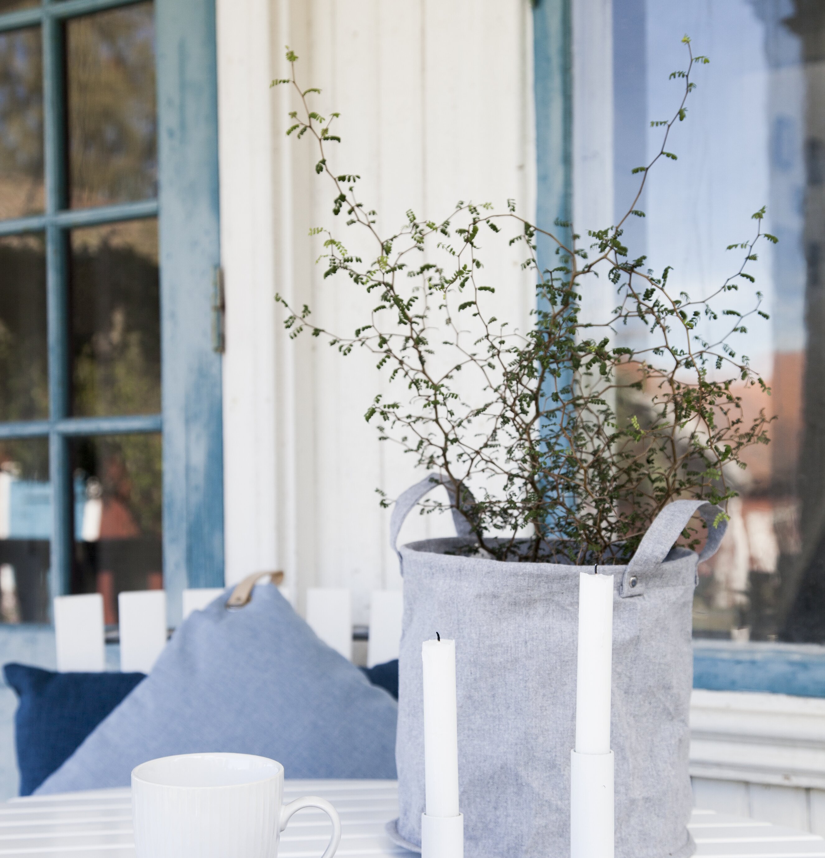 Eksund Vit Liten ljusstake från Storefactory på vitt bord