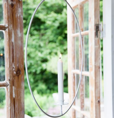 Gullabo Ljusring Häng Grå från Storefactory framför trädörr