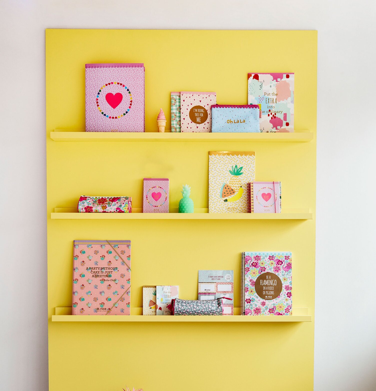 School Agenda 2017-2018 från Rice med färgglada prickar