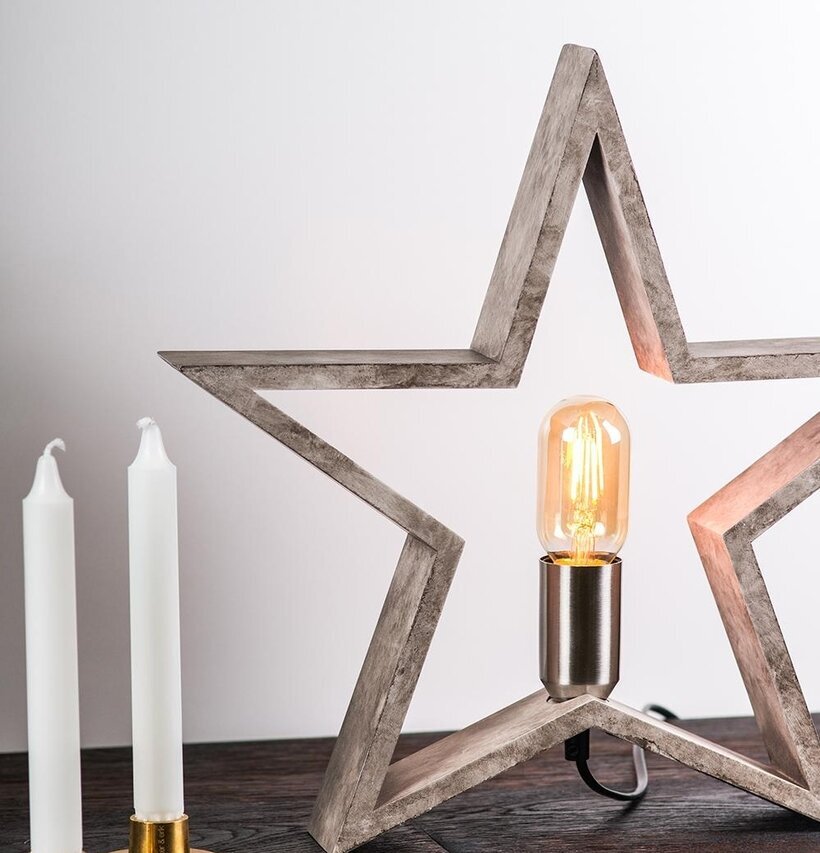 Trästjärna Natur från Havsö på ett mörkbetsat träbord