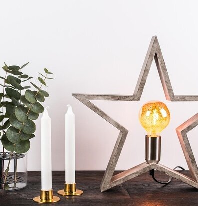Trästjärna Natur från Havsö på ett mörkt träbord med ljus