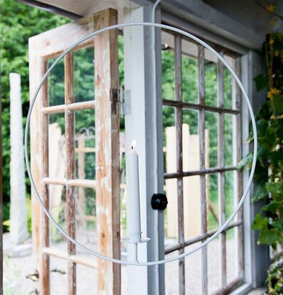 Gullabo Ljusring Häng Vit från Storefactory i ljust rum