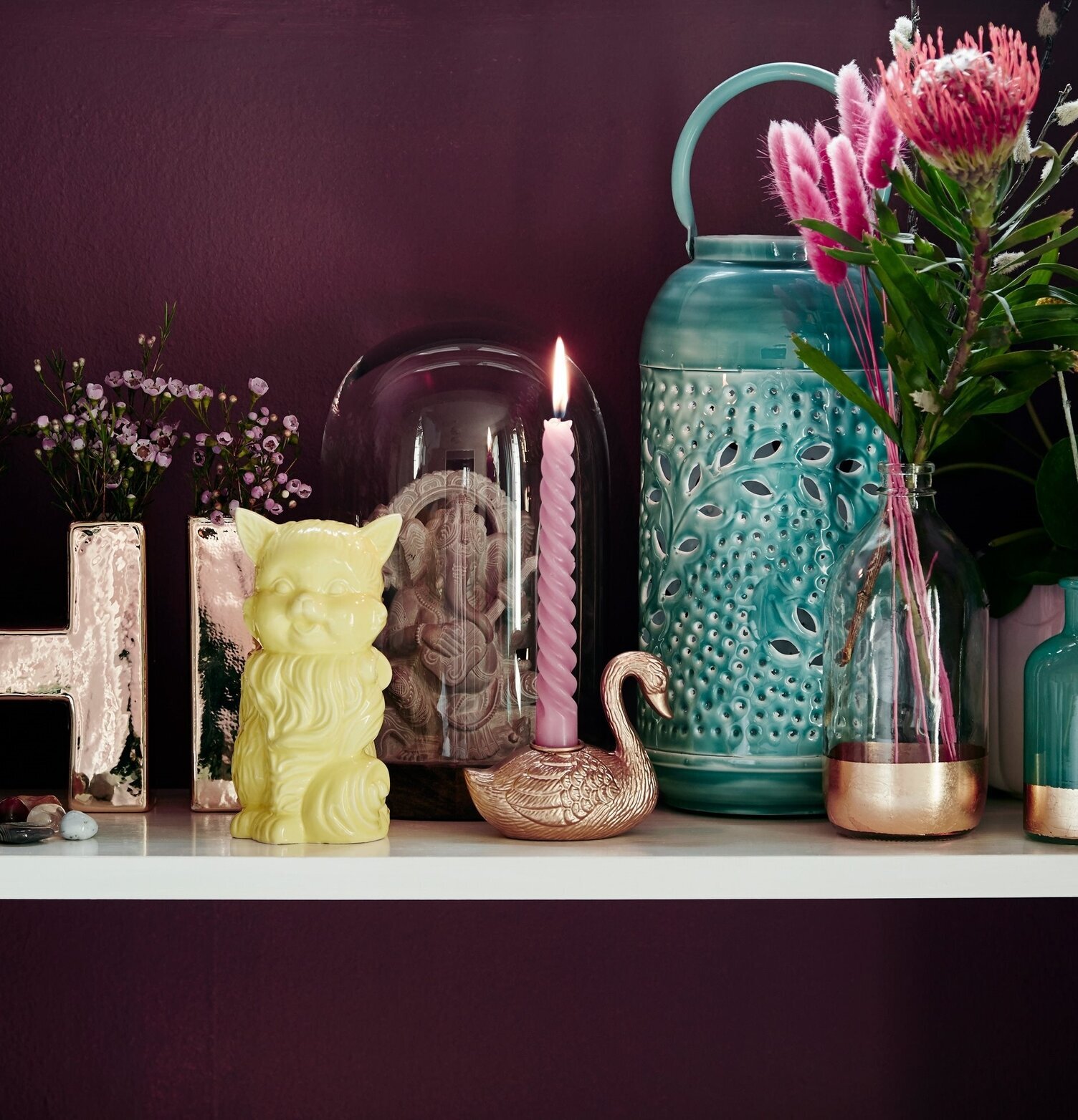 Lanterna Jade Medium från Rice på vit hylla med dekorationer