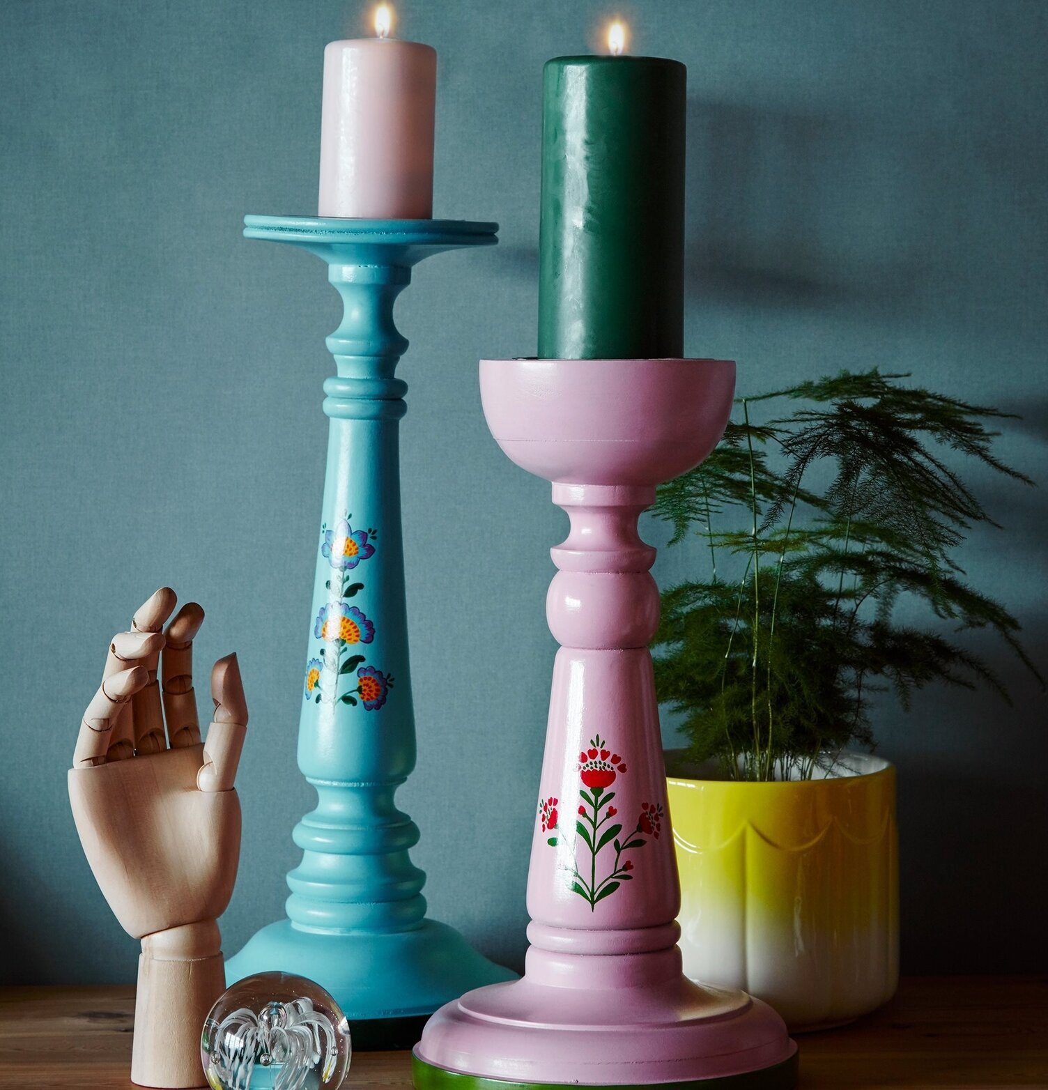 Träljusstake Blå Large från Rice med handmålade blommor