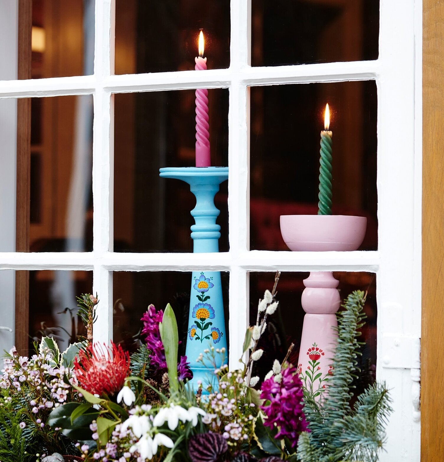 Träljusstake Blå Large från Rice i fönster med blommor