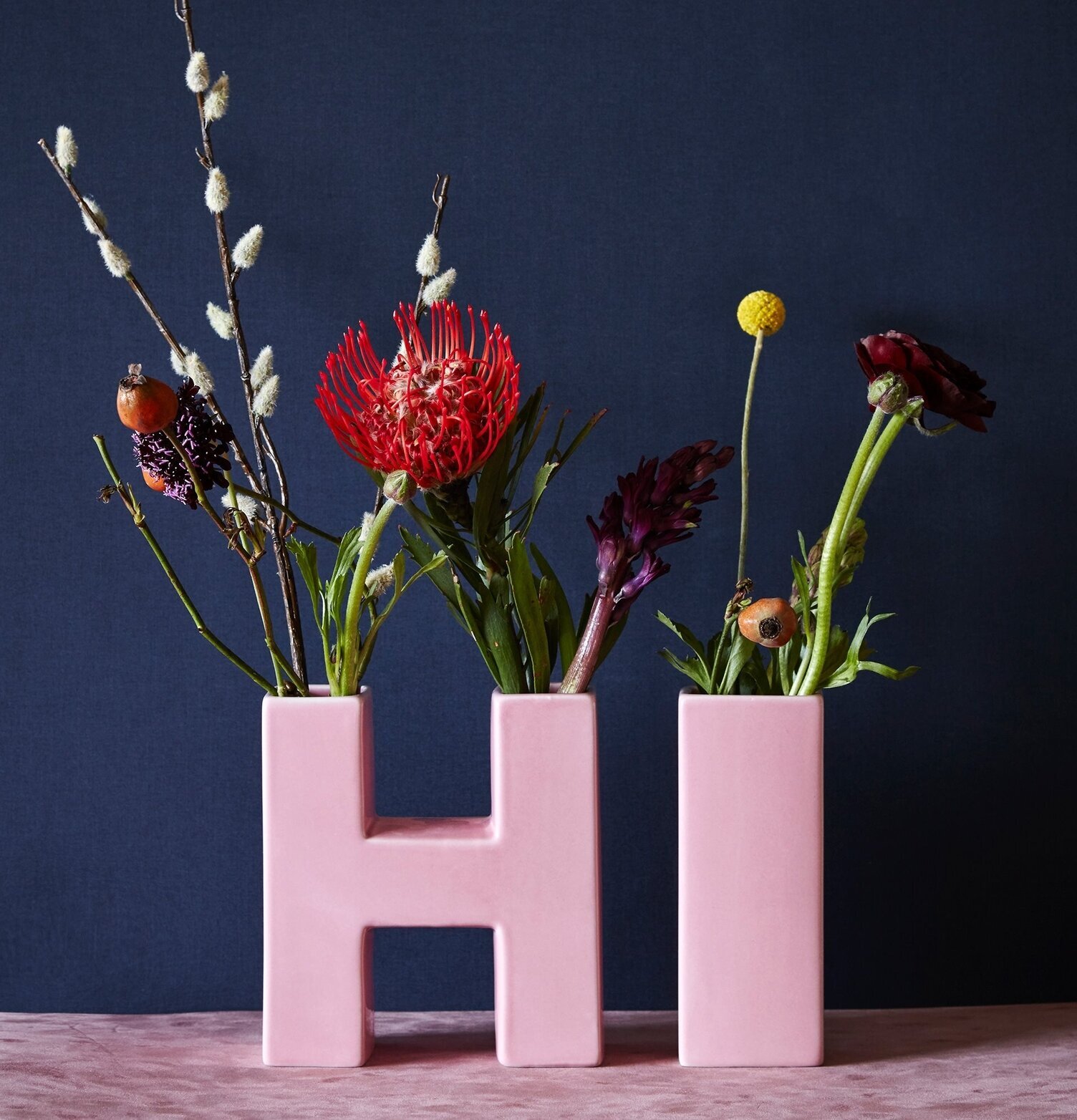 Keramikvas HI Rosa från Rice med blommor på mörkblå duk