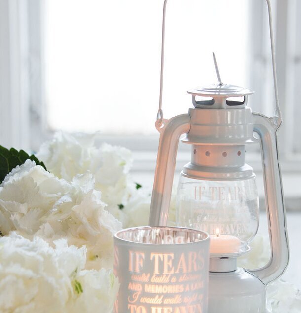 Lanterna Tears Vit - Majas Cottage, vit ljuslykta med text