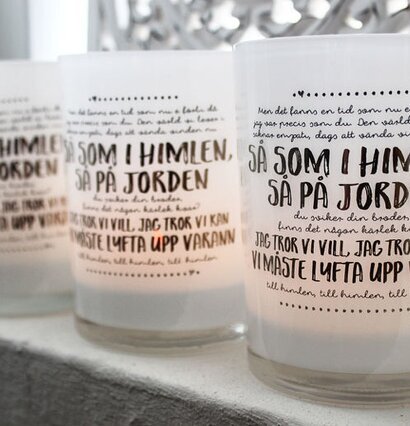 Ljuslykta Danny - Majas Cottage i vitfrostat glas med text