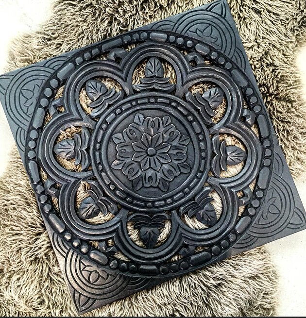 Tempeltavla Floral Svart från Majas Cottage på lurvig matta