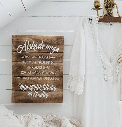 Tavla Älskade Unge - Majas Cottage, rustik trä med vit text