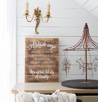 Tavla Älskade Unge - Majas Cottage på vit träpanelvägg