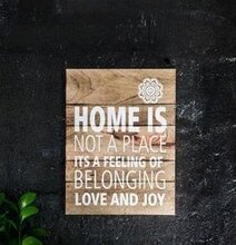 Tavla Home - Majas Cottage från Majas Cottage på svart vägg