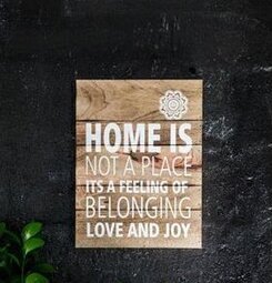 Tavla Home - Majas Cottage från Majas Cottage på svart vägg