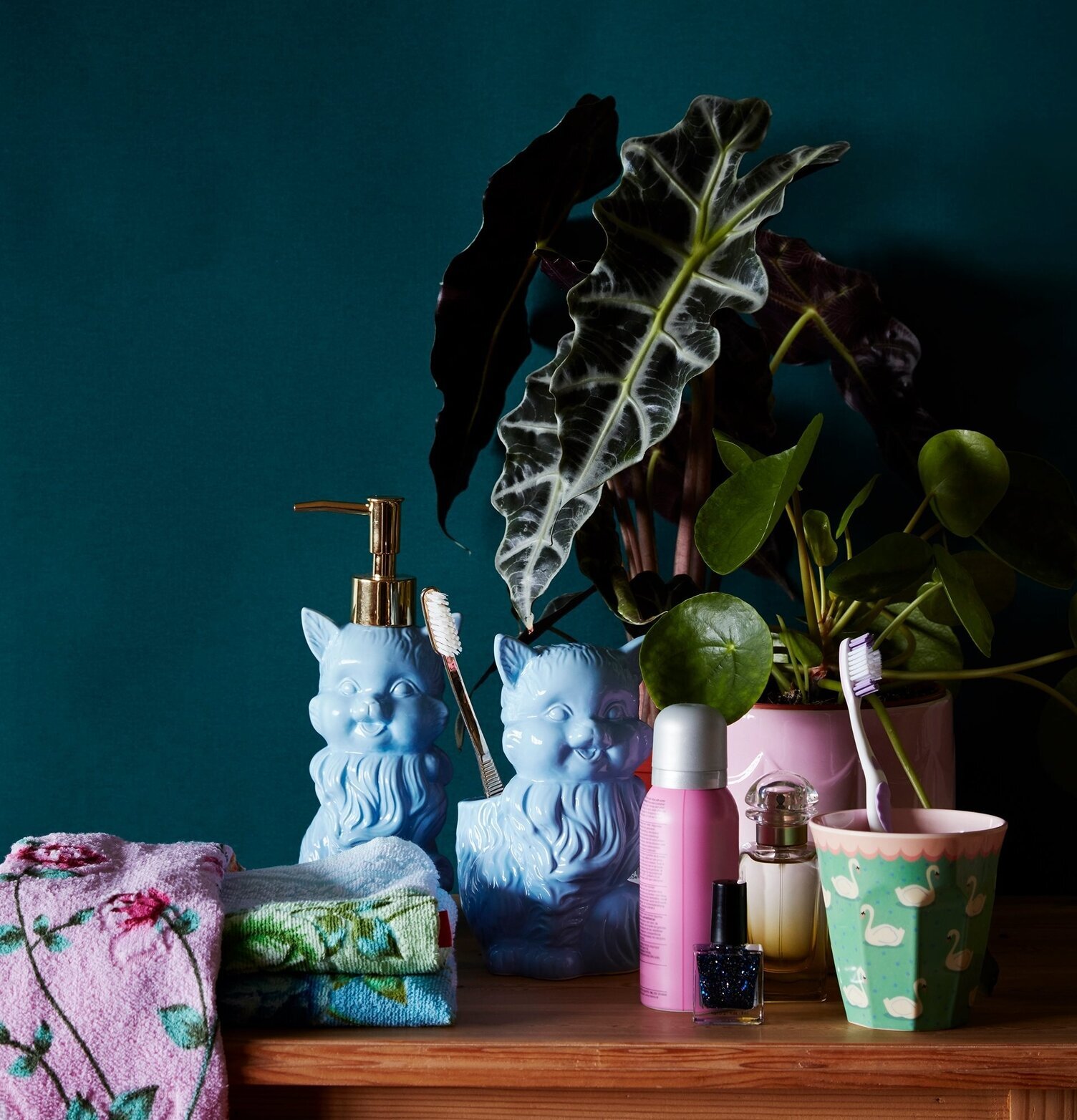 Tandborsthållare Katt Blå från Rice i ett färgglatt badrum
