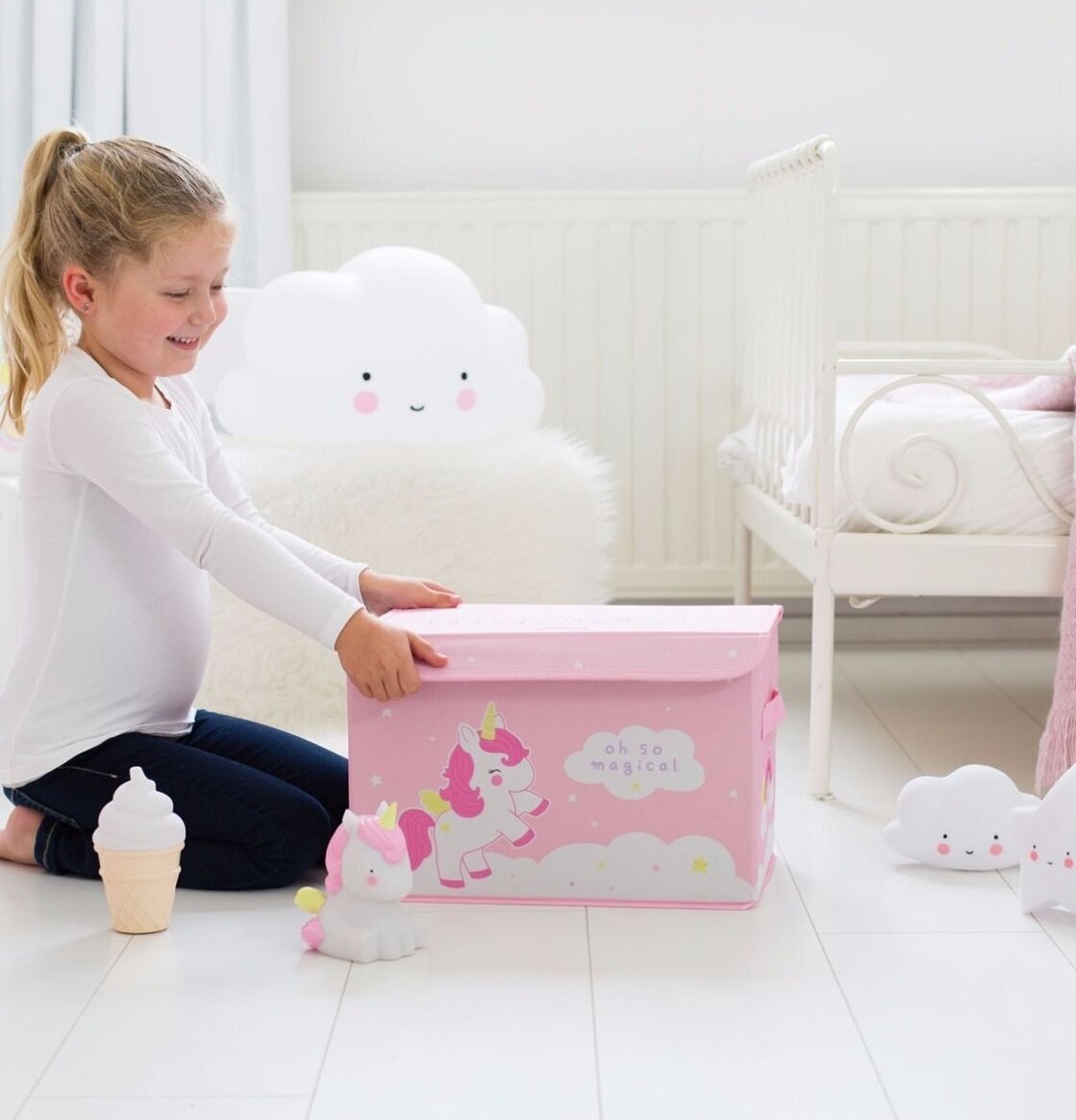 Pop-Up Box Unicorn från A Little Lovely Company i barnrum