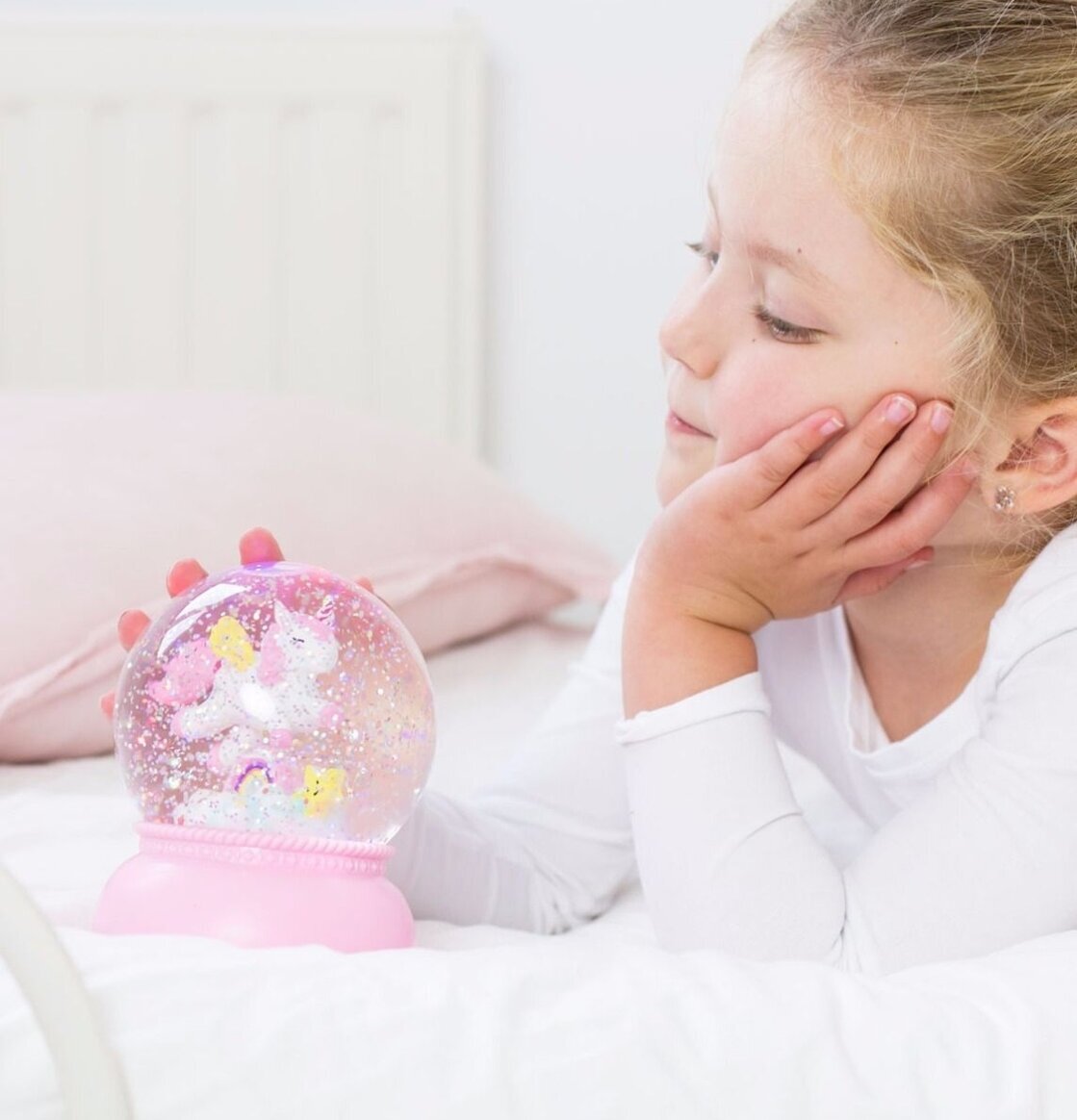 Snöglob Enhörning från A Little Lovely Company på barnsäng