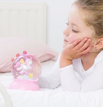 Snöglob Enhörning från A Little Lovely Company på barnsäng