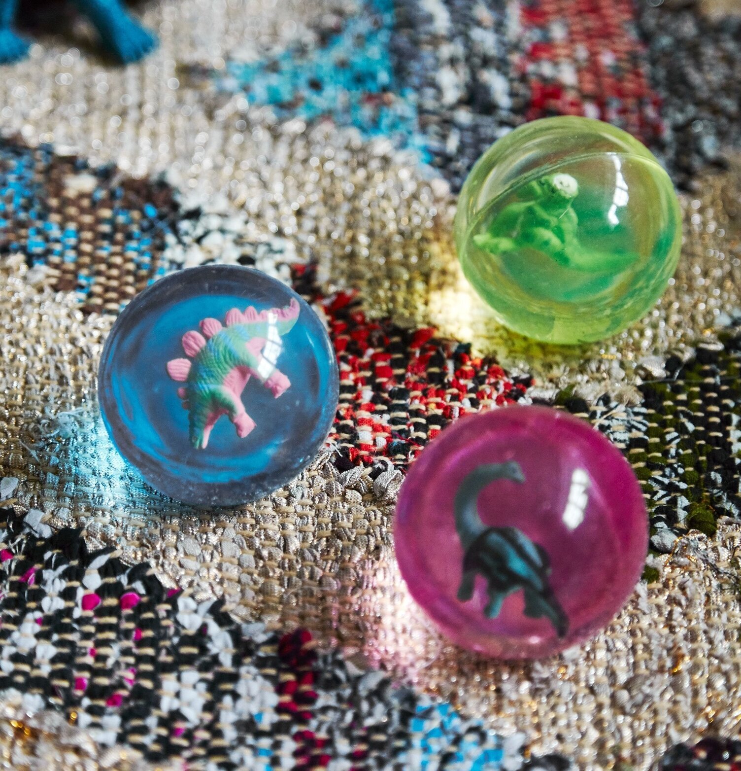 Studsboll Dinosaurie från Rice på mönstrad matta