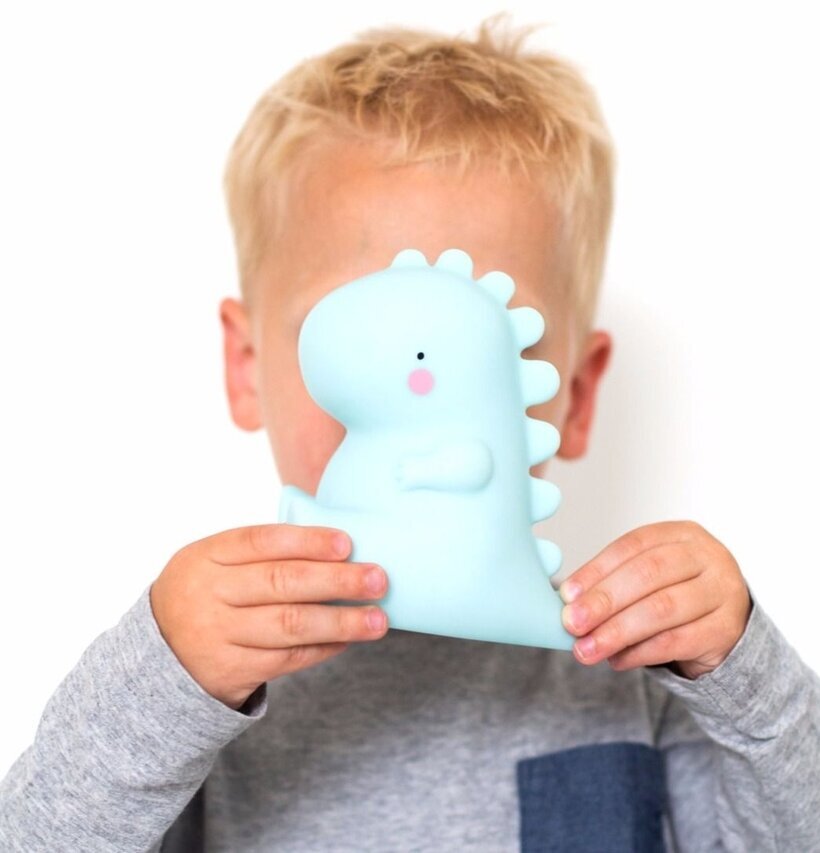 Barn håller Lampa Little T-Rex från A Little Lovely Company