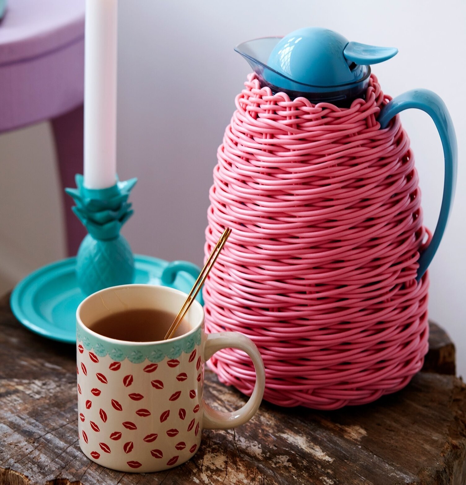 Termos Grön/Blå från Rice med rosa flätning på slitet bord