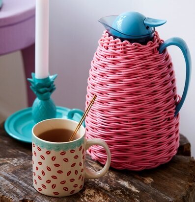 Termos Grön/Blå från Rice med rosa flätning på slitet bord