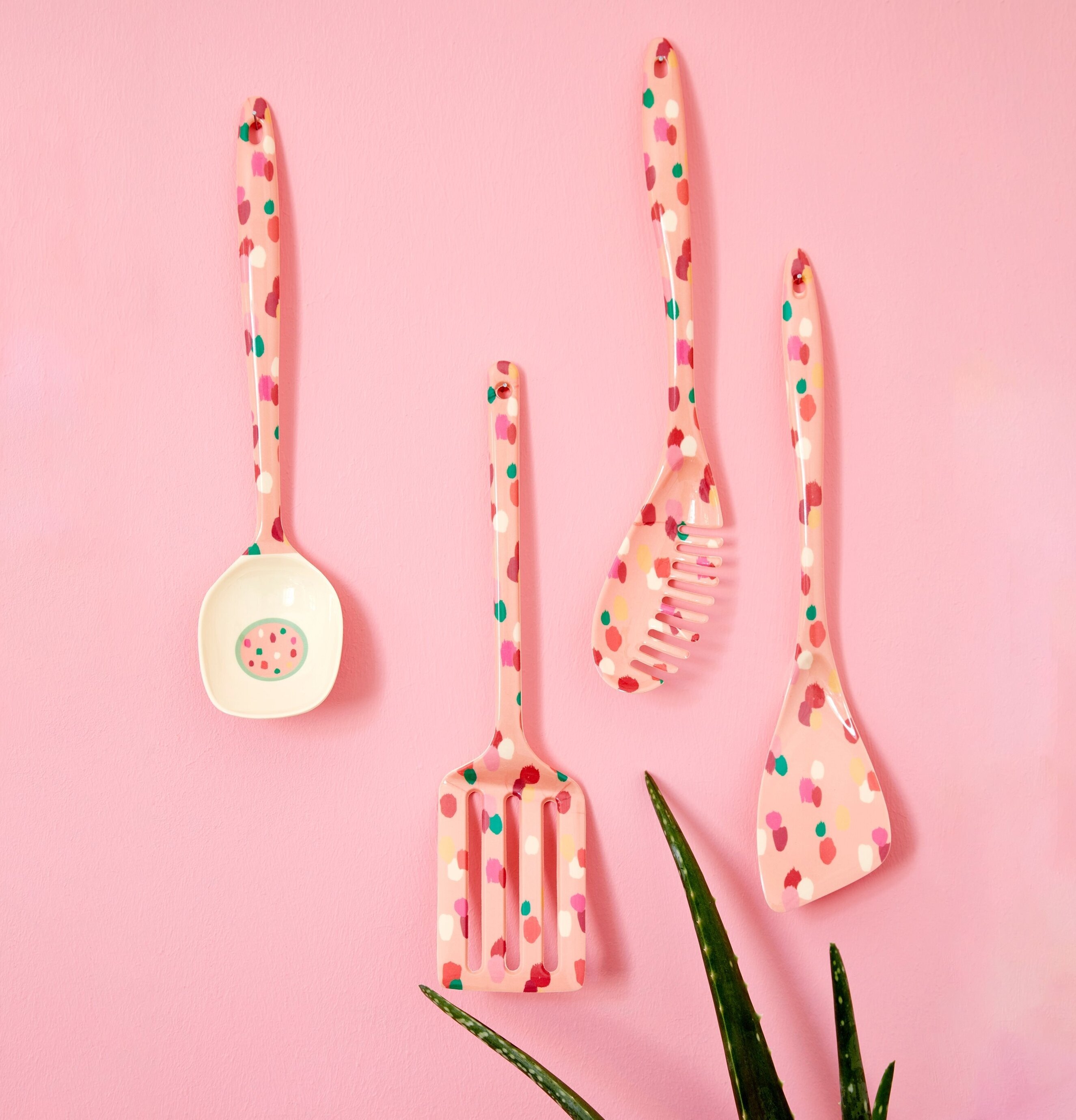 Stekspade - Today Is Fun från Rice på rosa vägg med redskap