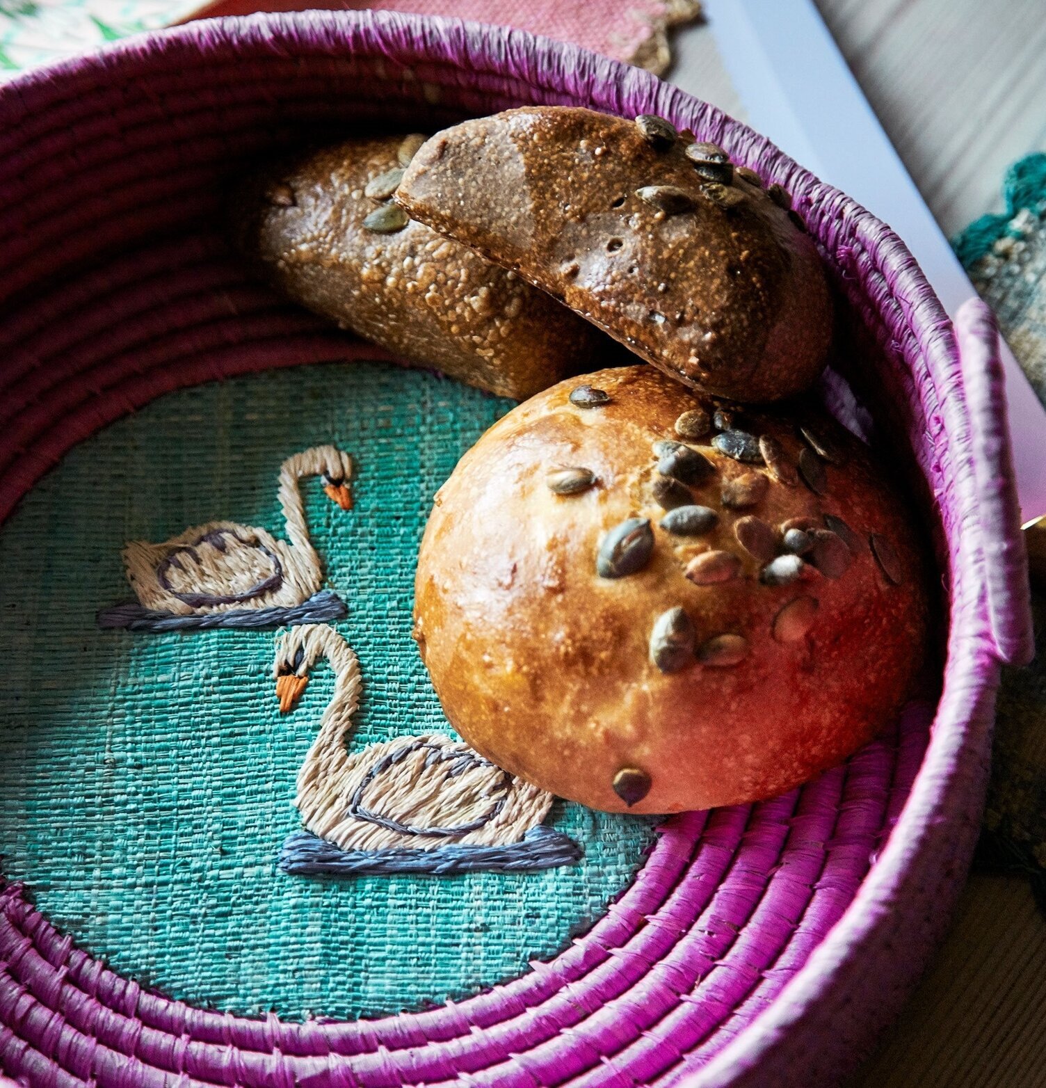 Rund Brödkorg Swan från Rice med lila och turkos design