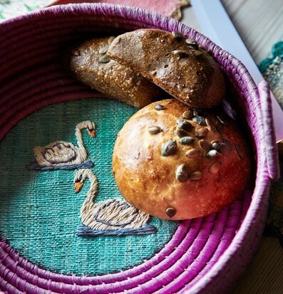 Rund Brödkorg Swan från Rice med lila och turkos design