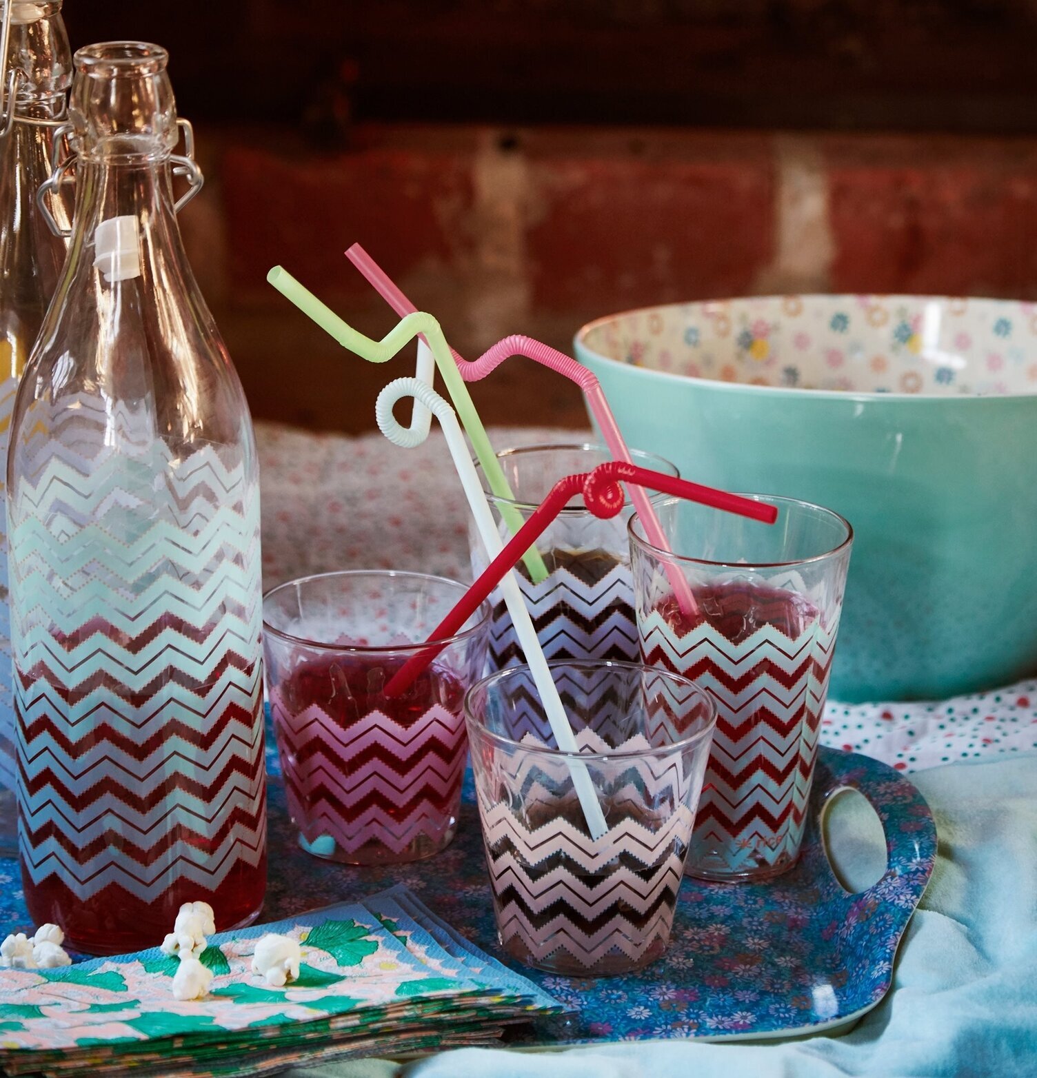Glasflaska Chevron Print från Rice på ett festligt dukat bord