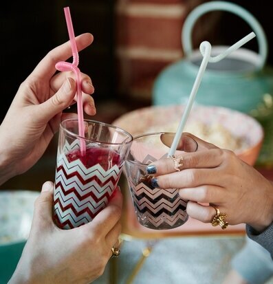Två Glas Chevron Grön från Rice med färgstarka drycker