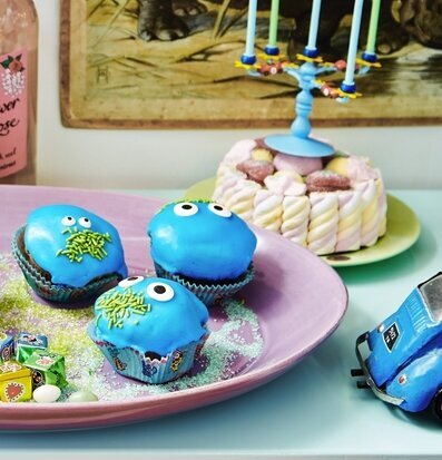 Baktillbehör Sugar Moustaches från Rice på färgglada cupcakes