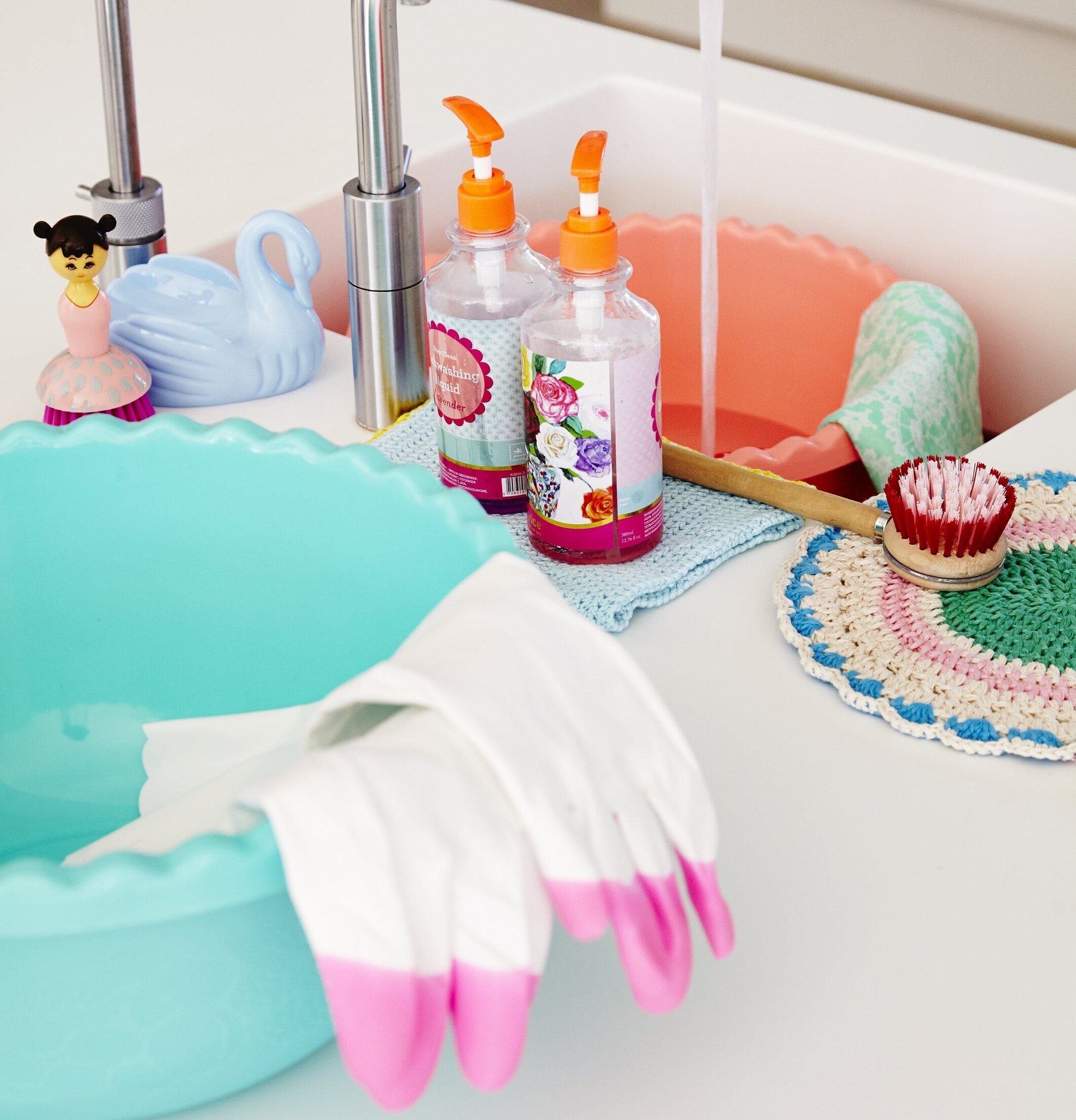 Diskhandskar från Rice i ett färgglatt och organiserat kök