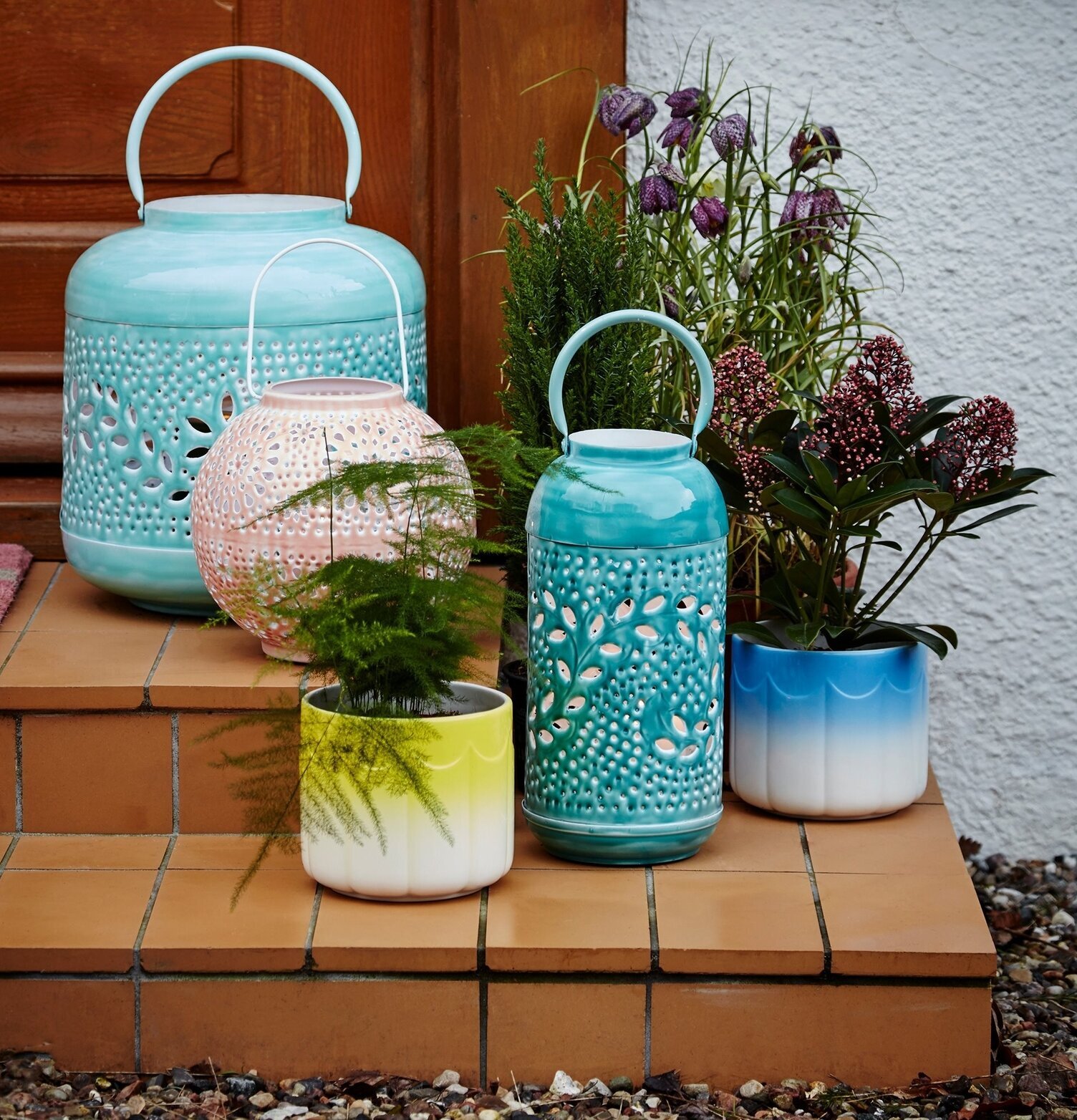 Lanterna Jade Medium från Rice på trappsteg med dekor.