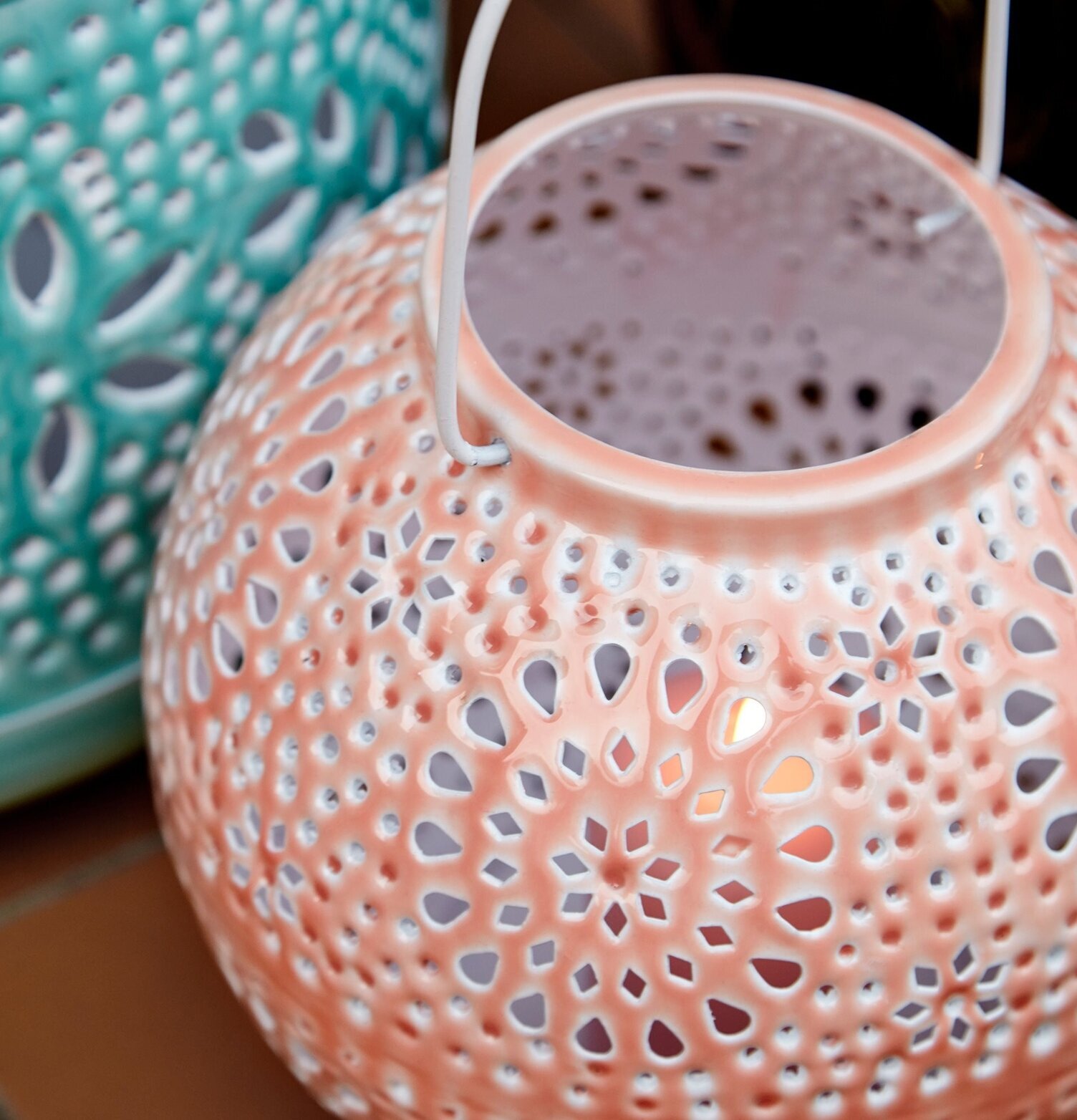 Lanterna Coral Small från Rice i en livlig korallfärg