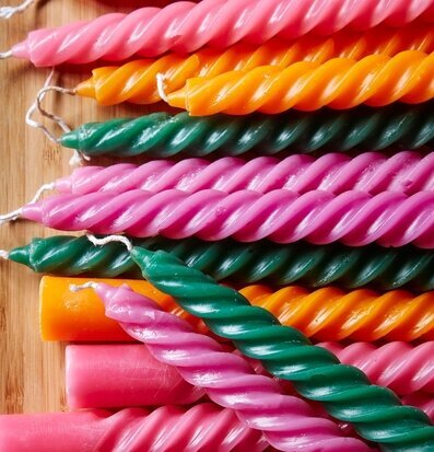 Stearinljus Twist Soft Purple från Rice med vriden design