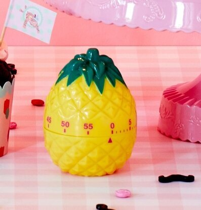 Äggtimer Pineapple från Rice på rutigt underlag med cupcake