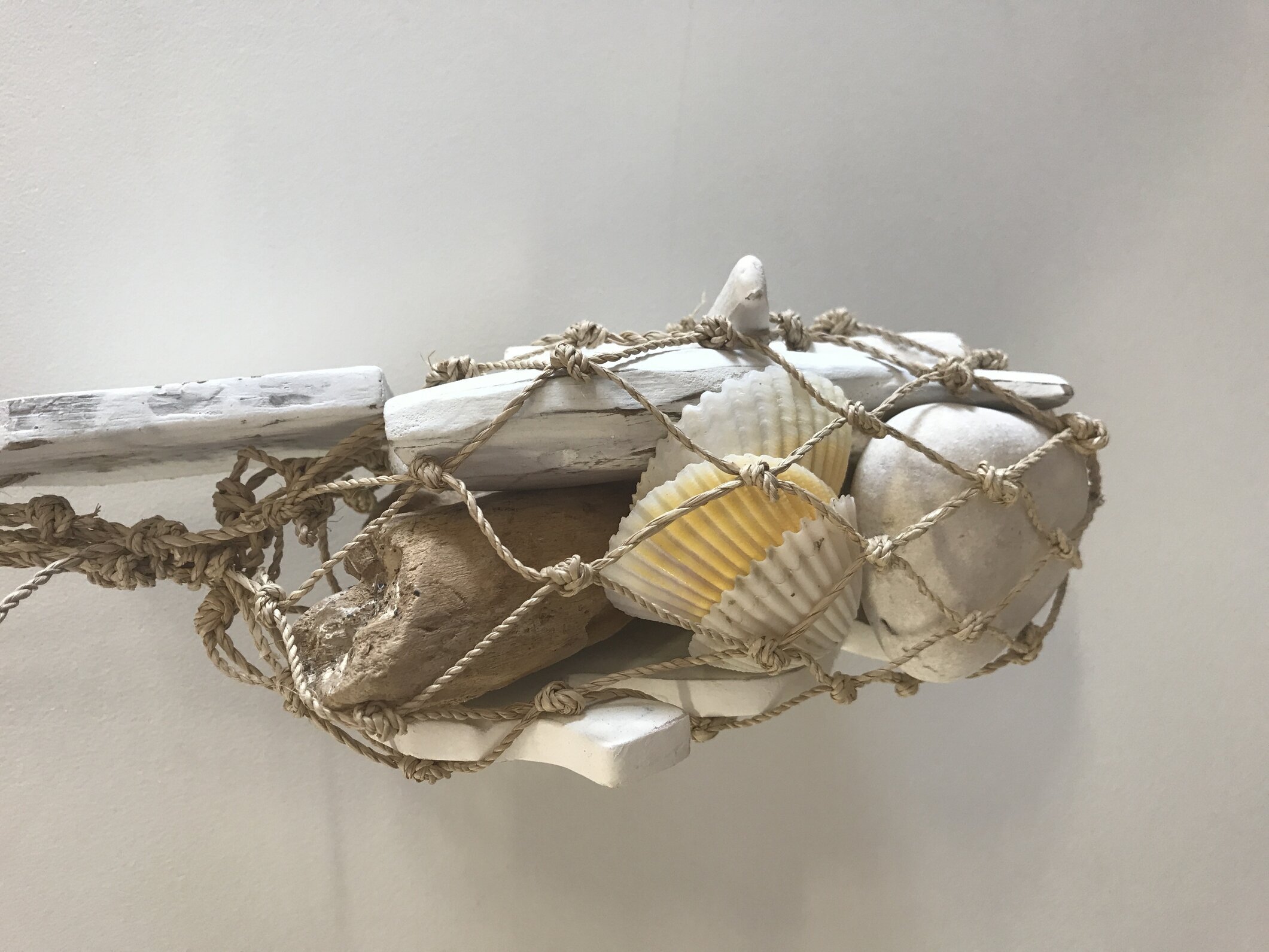 Nät Med Snäckor & Pinnar från Different Design på vit vägg