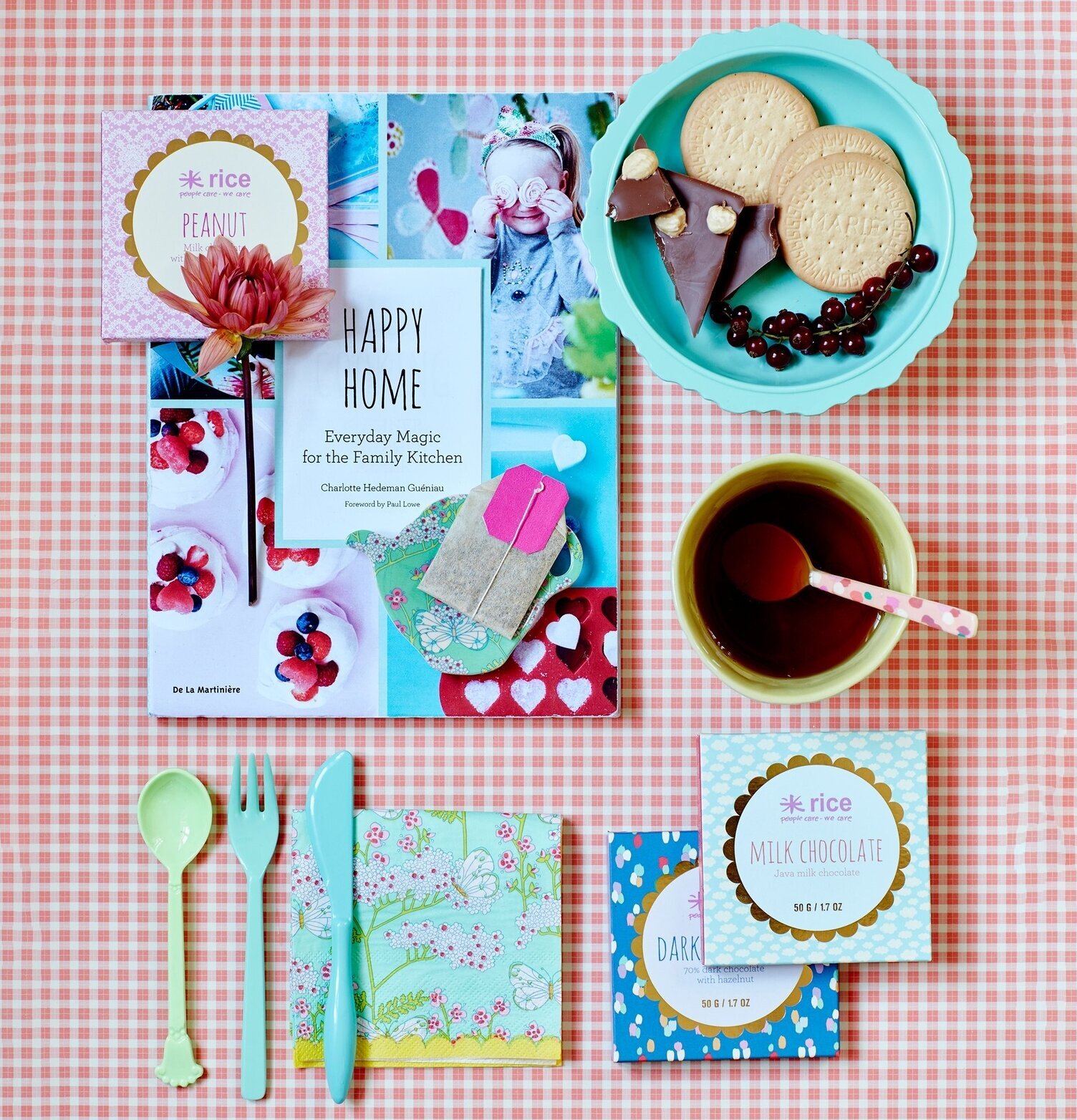 Kokbok Happy Cooking från Rice på rutig duk med choklad
