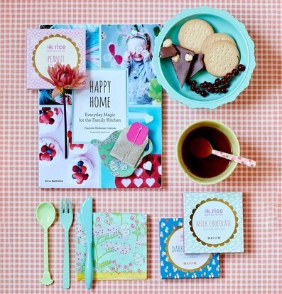 Kokbok Happy Cooking från Rice på rutig duk med choklad