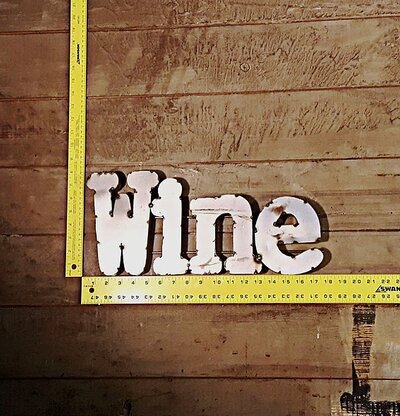 Skylt Wine Typewriter Font från Americana Classic Vintage