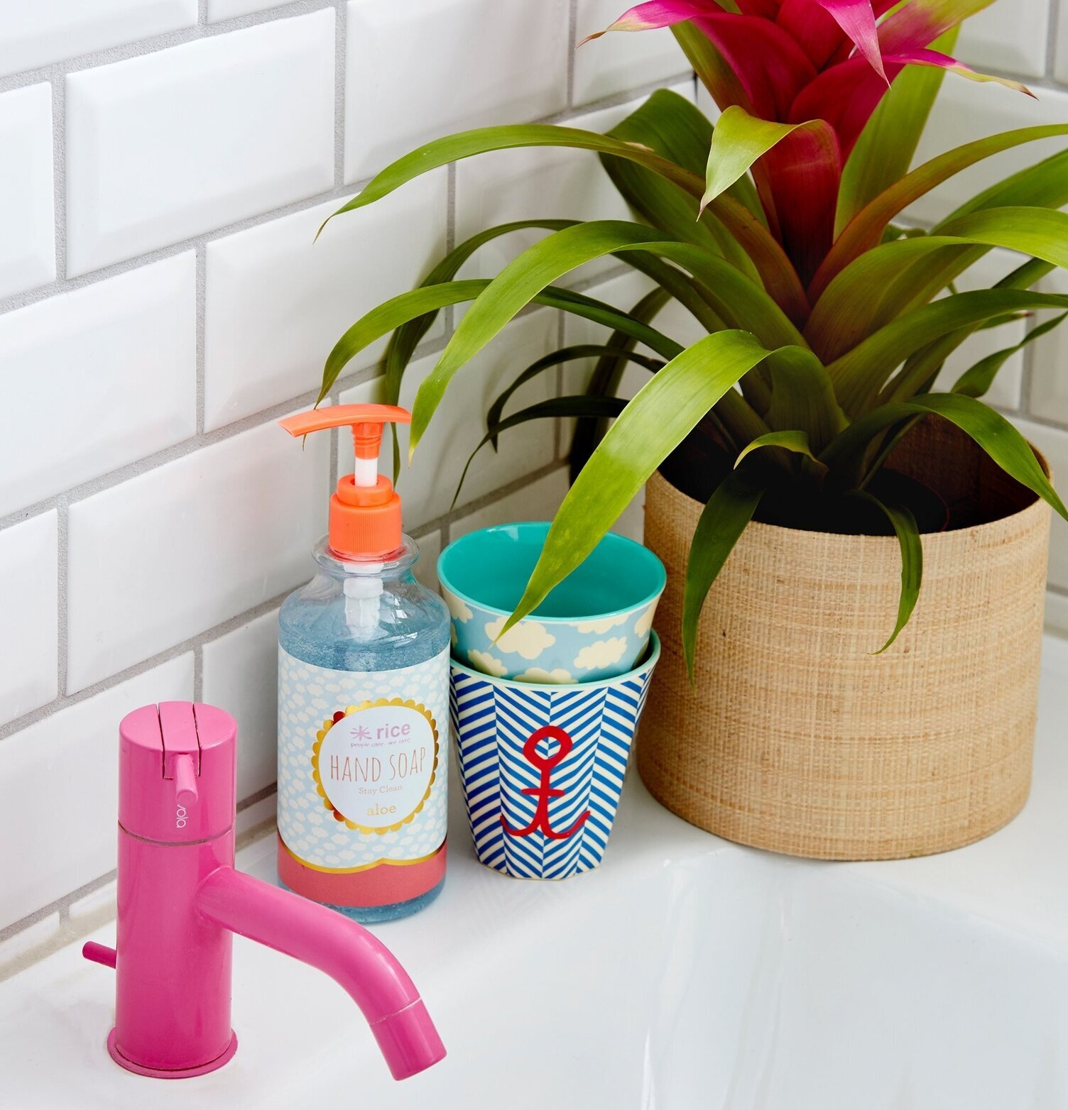 Handtvål Rose från Rice på vit porslinstvättställ med växt