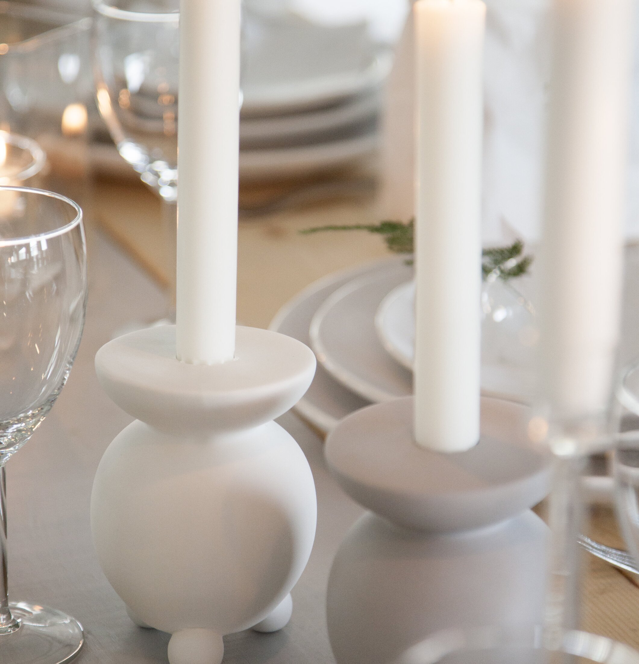 Linneryd Ljusstake Vit från Storefactory på dukat matbord