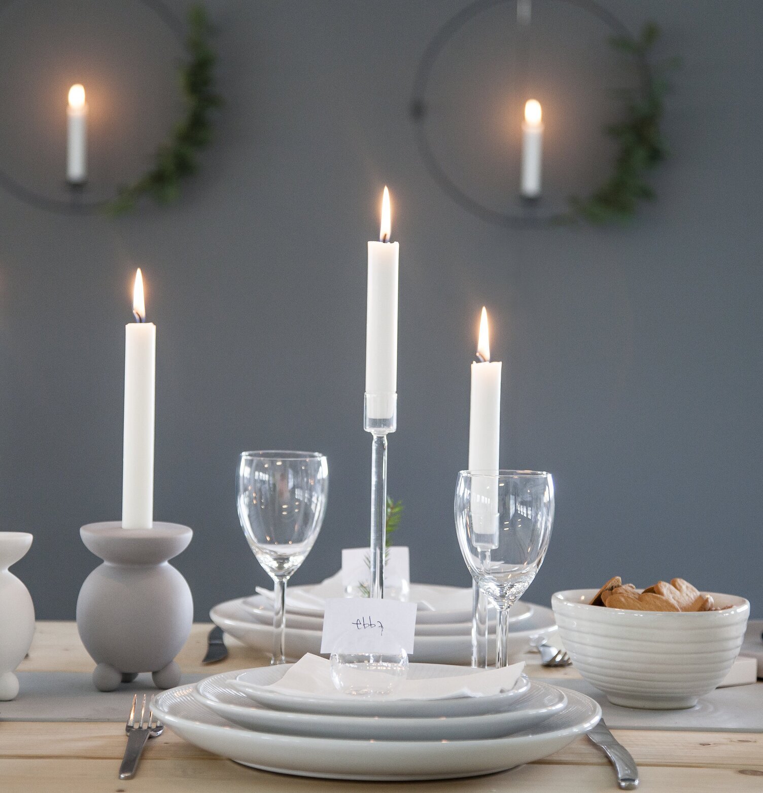 Linneryd Ljusstake Vit från Storefactory på dukat bord