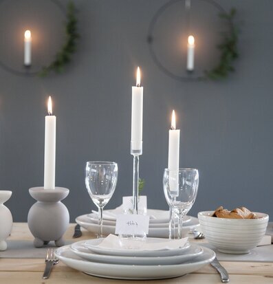 Linneryd Ljusstake Vit från Storefactory på dukat bord