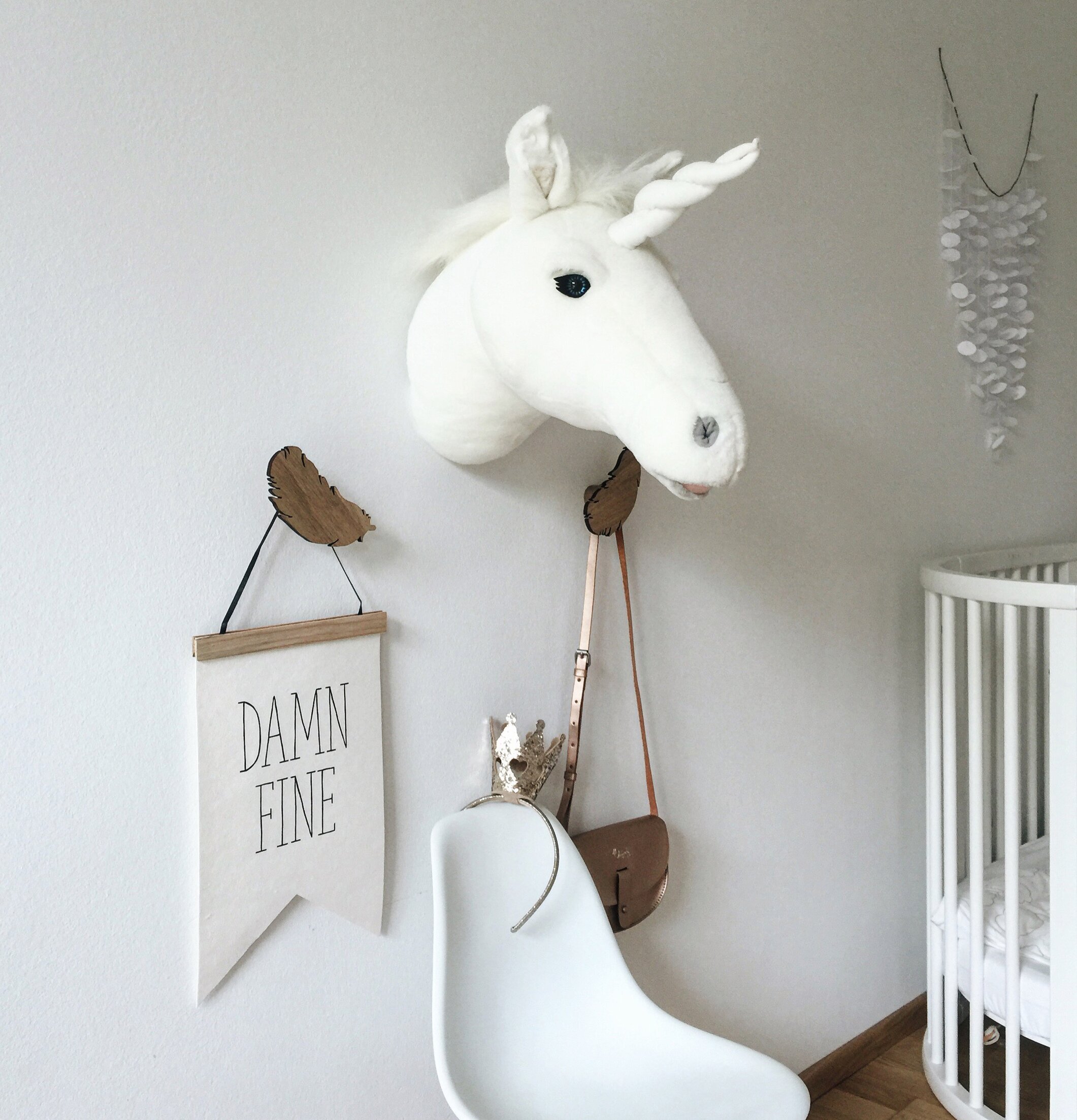 Djurhuvud Enhörning från Brigbys på vit vägg i barnrum